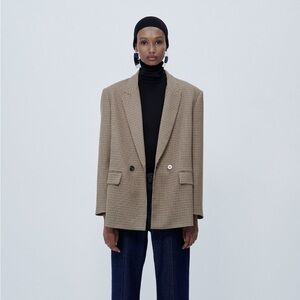 Zara Blazer with lapel collar and long sleeves with shoulder pads.